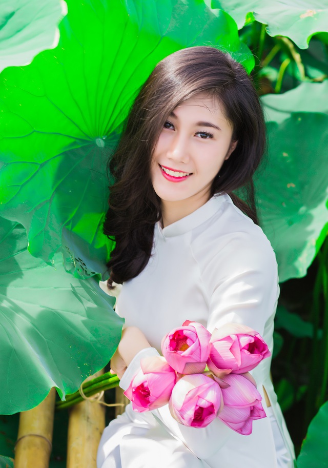 Hình ảnh thiếu nữ Việt bên hoa sen luôn là nguồn cảm hứng nghệ thuật bất tận.