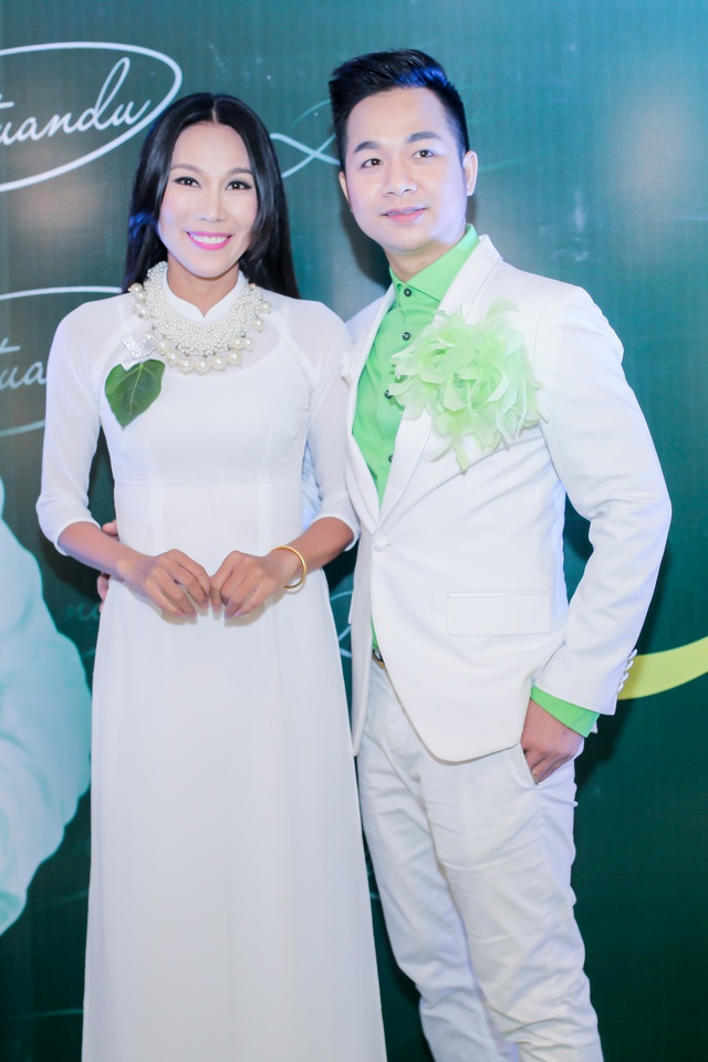 
Ngoài Việt Trinh, buổi tiệc sinh nhật của Quách Tuấn Du còn có sự chúc mừng của rất nhiều bạn bè khác như ca sĩ Khánh Ngọc.
