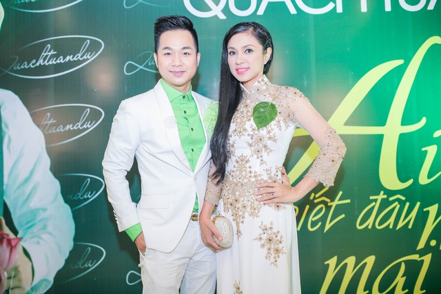 
Tối ngày 13.10, nam ca sĩ Quách Tuấn Du tổ chức tiệc mừng sinh nhật hoành tráng tại một nhà hàng sang trọng ở Thành phố Hồ Chí Minh. Đến chung vui cùng anh có nữ diễn viên điện ảnh kiêm đạo diễn Việt Trinh.
