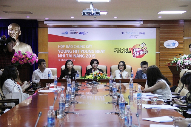 
Tham dự buổi họp báo với tư cách đại diện của học viện Young hit Young beat, Mỹ Linh nhận được khá nhiều câu hỏi từ phía phóng viên.
