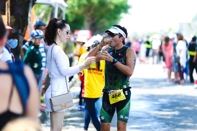Không chỉ có mặt trên các chặng đua để cổ vũ, người đẹp còn mang nước ra tiếp cho các vận động viên.