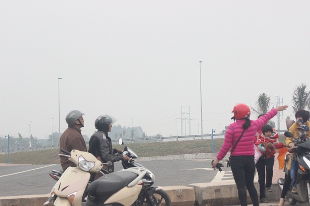 Hàng trăm các phương tiện ô tô, xe máy phải quay đầu trở lại khi đến đoạn đường mới này