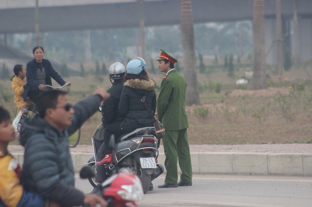 Lưc lượng công an được phân công tại các điểm chốt để hướng dẫn người dân đi lộ trình khác