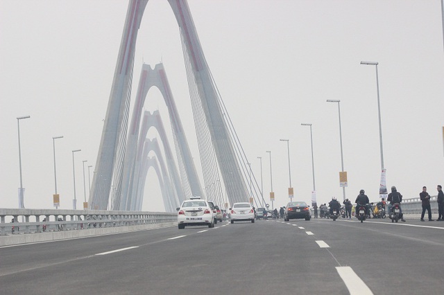 Cầu Nhật Tân được khánh thành và thông xe thu hút sự chú ý của hàng nghìn người dân khi lưu thông qua đây