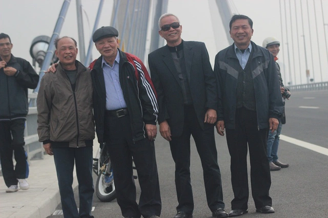 Ông Nguyễn Văn Đỗ (đeo kính) vui vẻ cùng các đồng đội trên cây cầu mới