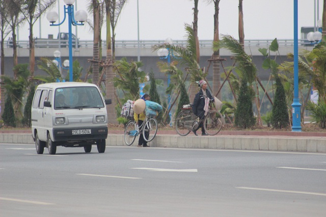 Không riêng gì các học sinh, nhiều người khác cũng chọn cho mình cách qua đường nhanh nhất này.