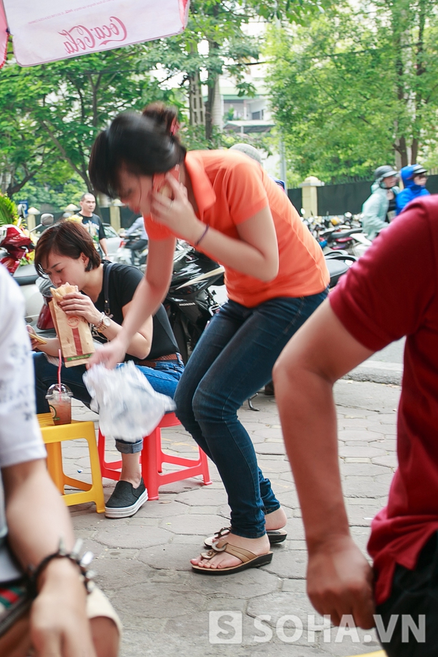 Minh Nhật khá kĩ tính và sạch sẽ,cô thấy có túi ni lông hay rác là tự tay nhặt bỏ vào thùng rác.