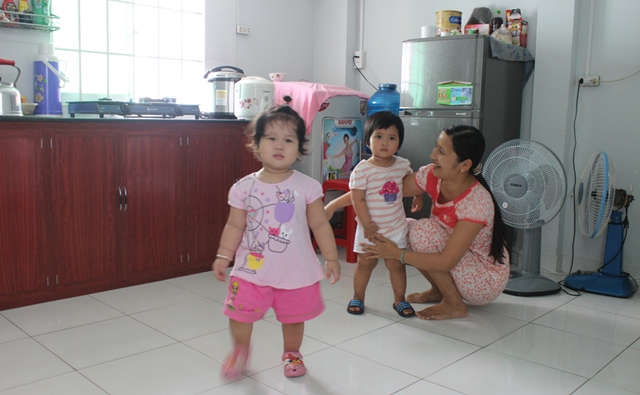Chị Trần Thị Minh Dân (32 tuổi, quê Quảng Ngãi) có chồng làm tại KCN Việt Nam – Singapore 2 cho biết, vợ chồng chị đang sơ hữu một căn hộ có tổng diện tích sử dụng 30m2 (20m2 sàn và 10m2 gác).