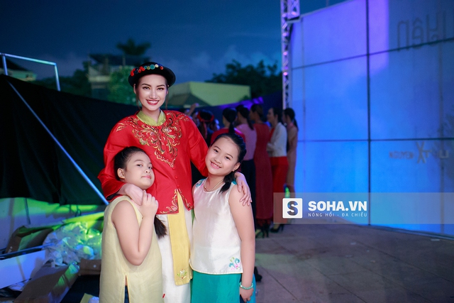 
Tối 20/11, Trúc Diễm xuất hiện tại Hà Nội với vai trò vedette của show thời trang Duyên của NTK Xuân Thu. Cô nhận được sự yêu mến đặc biệt của khán giả nhờ sự thân thiện và nụ cười tươi tắn.

