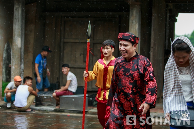 
12h30, hoàn thành những đúp ngoại cảnh cuối cùng, Quang Thắng vui vẻ trở vào trú mưa. Lúc này chiếc áo dà đã ướt sũng vì nước mưa và mồ hôi.
