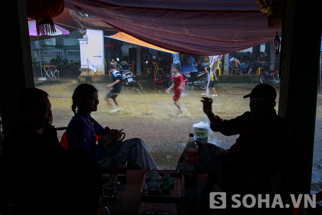 
Tuy nhiên, trời vẫn mưa không ngớt. Ăn trưa xong, Quang Thắng cùng cả đoàn quyết định trú mưa tại 1 quán nước ven đường. Mọi người đều rất sốt ruột vì hầu hết công việc buổi chiều là diễn ngoại cảnh.
