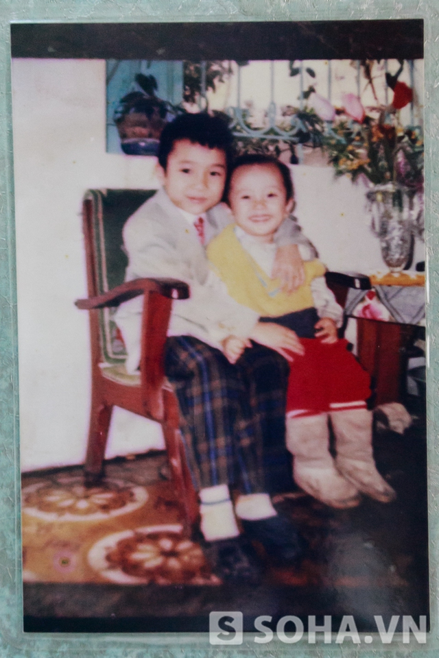 Yanbi tên thật là Tô Minh Vũ. Anh sinh ngày 23.10.1991, là con út ở trong gia đình và kém anh trai đầu năm tuổi.