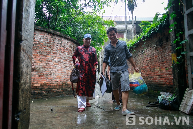 
14h30, trời tạnh mưa và hửng nắng. Quang Thắng cùng cả đoàn vội vã di chuyển tới bối cảnh của buổi chiều.
