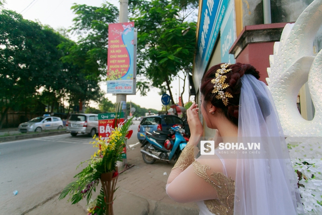 
Do địa điểm ở cách Hà Nội hơi xa nên khá nhiều bạn bè của Hà Min không tìm được nơi tổ chức lễ cưới,cô liên tục phải gọi điện hướng dẫn cũng như ra đón khách mời.
