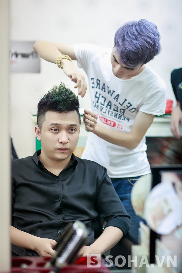 Trên đường đến địa điểm diễn, Yanbi dừng lại ở một salon để vuốt lại tóc. Ở đây, anh đã nhận được sự giúp đỡ rất nhiệt tình của chủ cửa hàng. Họ thậm chí còn không lấy tiền, chỉ xin phép anh được chụp một kiểu ảnh.