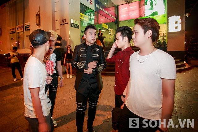 Yanbi và những người bạn trong nhóm Ladykilla đứng trước địa điểm biểu diễn để đợi bạn. Theo lời nam ca sĩ trẻ, buổi tối hôm đó, anh ăn mặc giống phong cách của T.O.P, một nam ca sĩ trong nhóm nhạc nổi tiếng Big Bang.