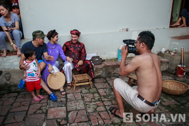 
Thấm mệt, nhưng nụ cười tươi rói vẫn hiện hữu trên gương mặt nam diễn viên. Anh vô tư trò chuyện cùng các anh em trong đoàn.
