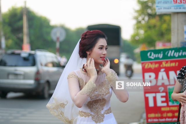
Lễ cưới diễn ra từ sáng nhưng Hà Min vẫn không hề tỏ ra mệt mỏi.
