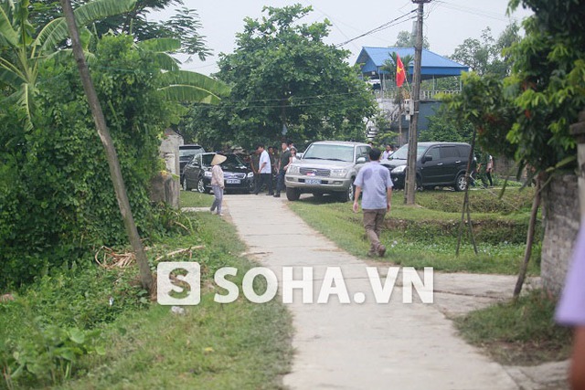 Dù đã cố gắng đi vào sâu nhất có thể, những chiếc xe trong đoàn của Bộ trưởng Đinh La Thăng vẫn phải dừng lại cách nhà Huyền khá xa.