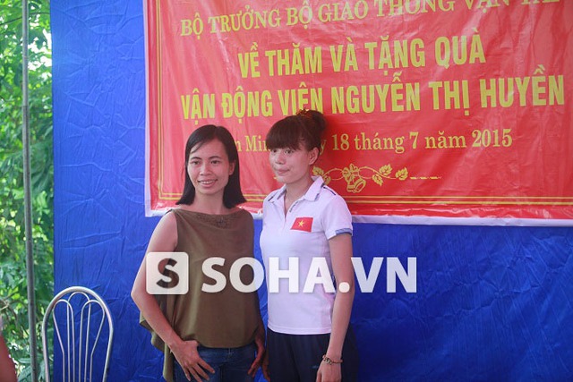 Nguyễn Thị Huyền chụp ảnh với nữ văn sĩ Trang Hạ