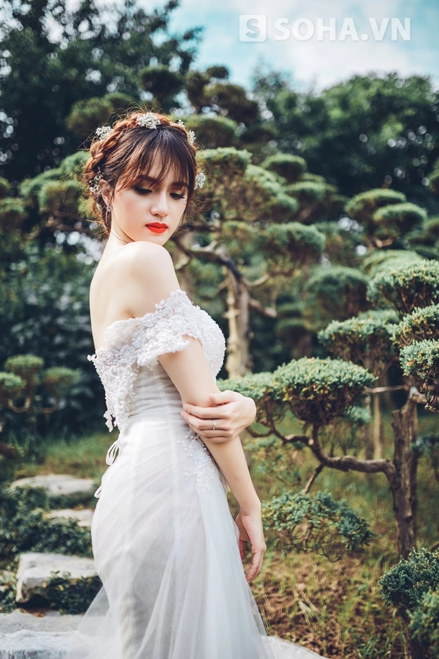 
Mới đây, Hương Giang Idol đã thực hiện bộ ảnh với trang phục cô dâu vô cùng gợi cảm và xinh đẹp.
