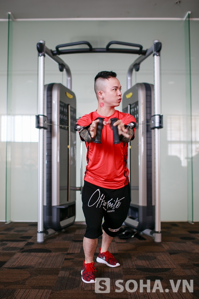 
Dành chút thời gian để tập gym, rèn luyện sức khoẻ cũng là một trong những điều DJ Tommy coi trọng. Vì anh đã nói: Mình là người đàn ông, là trụ cột gia đình. Mình phải có đủ sức khoẻ để còn làm việc và chăm lo cho mọi người. Trách nhiệm của thằng đàn ông là phải vậy.
