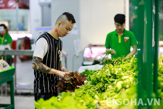 
Cùng Mai Thế Tùng trải nghiệm 1 ngày, tôi thấy người đàn ông này luôn hết lòng chăm lo cho gia đình nhỏ của mình. Anh vui vẻ bước xuống siêu thị và đi chọn từng thứ đồ để mang về làm bữa cơm.
