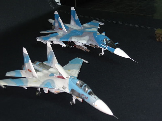 
Mô hình máy bay Su-34 (phải) được biên chế giả định cho Không quân Việt Nam bên cạnh Su-30MK2. Ảnh: Takamiya/TTVNOL.
