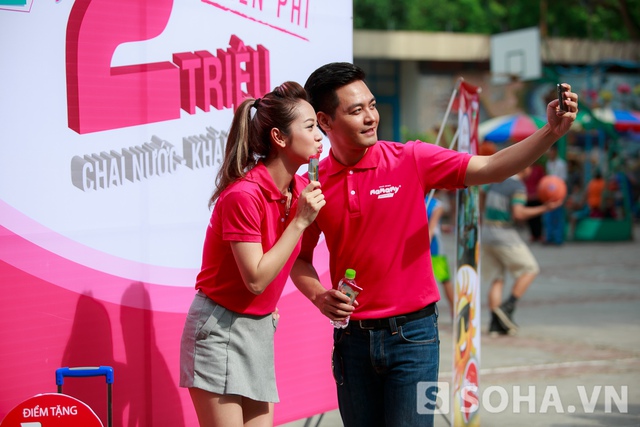 Chung tay cùng chương trình Giải cứu mùa hè, sáng ngày 21.6, Jennifer Phạm cùng MC Phan Anh đã xuất hiện ở tượng đài Lý Thái Tổ để phát nước uống và khăn cho những người đi đường.