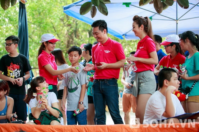 Hoạt động có ý nghĩa của hai cái tên nổi tiếng làng giải trí thu hút được sự quan tâm của rất nhiều người dân.