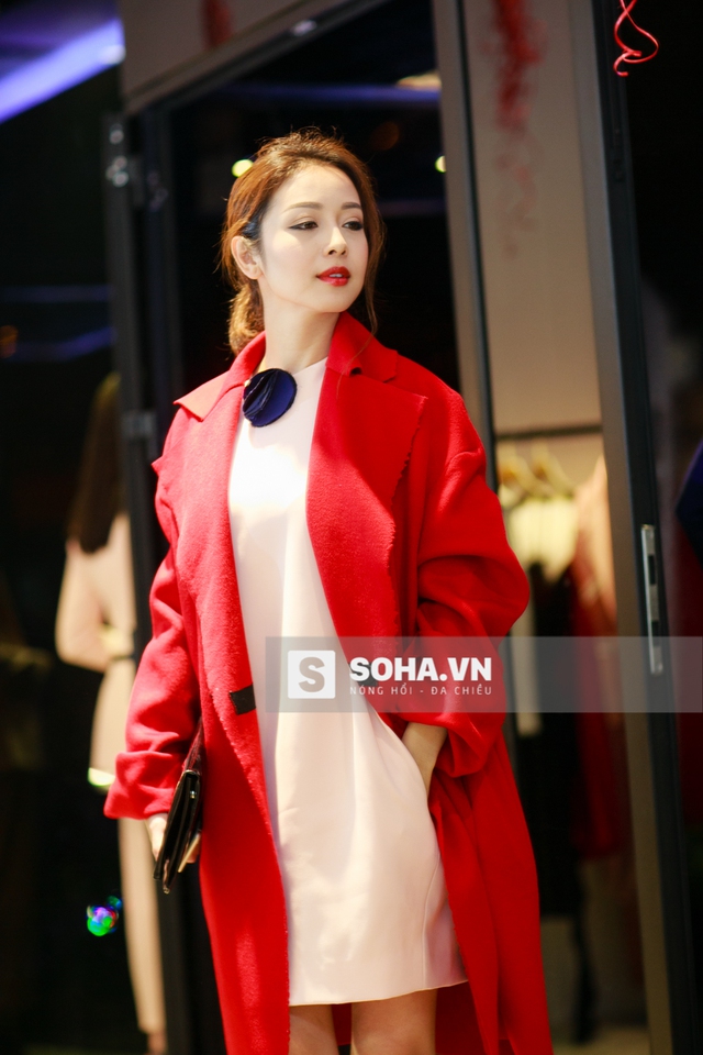 
Người đep diện trang phục màu hồng nhạt cùng áo khoác cao cấp thuộc bộ sưu tập mới nhất của thương hiệu thời trang Đặng Hải Yến.

