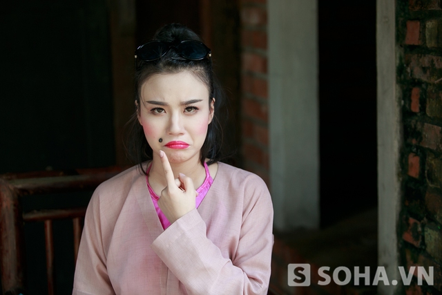 
Trong phim hài Tết có tên Lộn về, Linh Miu vào vai cô hầu gái của gia đình quan tri huyện. Để vào vai này, hot girl không chỉ phải diện đồ cổ trang mà còn phải hóa trang để biến gương mặt trở nên xấu xí, ngớ ngẩn.
