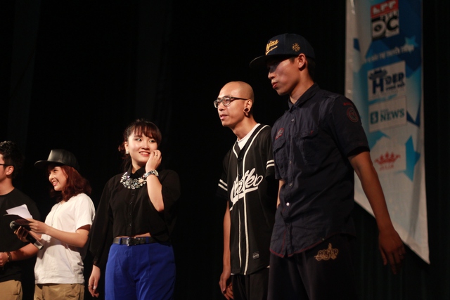 Bộ ba ban giám khảo (từ trái sang): Chu Quỳnh Trang, Toàn Trung, Viết Thành