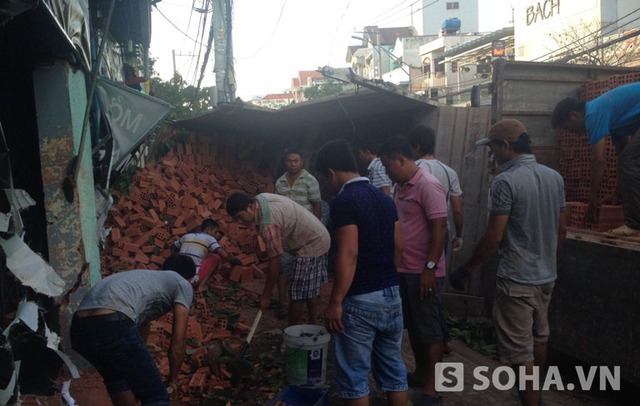 Vụ va chạm khiến chiếc xe tải bị lật, hàng ngàn viên gạch rơi xuống đường