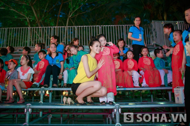 Vừa bước vào nơi biểu diễn, Thùy Dung lập được yêu cầu chụp ảnh với các em nhỏ. Hoa hậu tỏ ra rất hứng thú khi làm việc với các em.