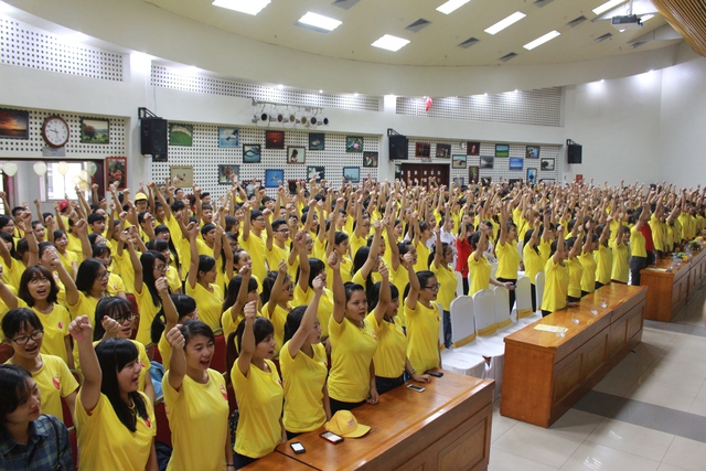 
Các bạn trẻ hào hứng tham dự lễ phát động ra quân tuyên truyền, vận động người dân tham gia hiến máu.
