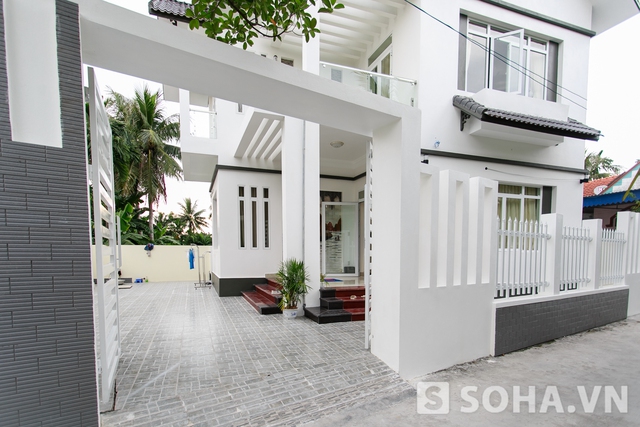 
Theo lời ông Phạm Văn Mốt - bố đẻ Phạm Hương, căn nhà này được xây trên nền đất của ngôi nhà cũ. Căn nhà mới được hoàn thiện vào đầu tháng 10/2015.

