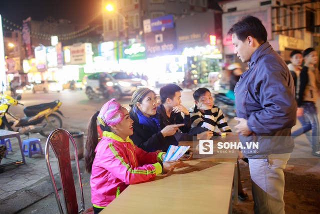 
Bị lừa nhiều, những người dân tỏ ra e ngại. Dù đã thấy các diễn viên tự đứng ra bán vé nhưng khi mua, họ vẫn hỏi rất cặn kẽ. Nhiều người không tin chương trình sẽ có đầy đủ những tiếc mục như trong áp phích quảng cáo.
