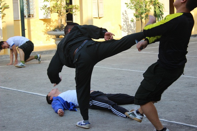 Một chiến sĩ CSCĐ có thể hạ gục cùng lúc 3 đối phương với các thể võ được tập luyện hàng ngày