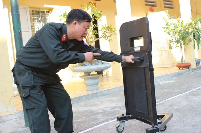 Trung tá Văn Đình Hạnh hướng dẫn cách sử dụng các thiết bị tác chiến