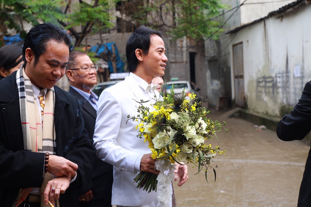 Sáng nay, ca sĩ Chế Phong ăn diện rất bảnh bao để đi đón cô dâu Thanh Thanh Hiền.