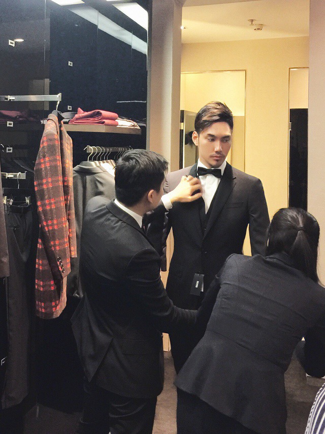 
Sau một hồi lựa chọn, Lý Quí Khánh đã quyết định mua bộ vest mầu đen lịch lãm.
