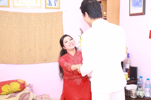 Chế Phong vào phòng đón dâu. Cô dâu Thanh Thanh Hiền nổi bật với bộ áo dài mầu đỏ.