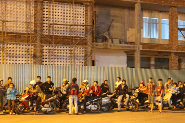 Người dân tập trung rất đông tại khu vực cổng sân bay Đà Nẵng.