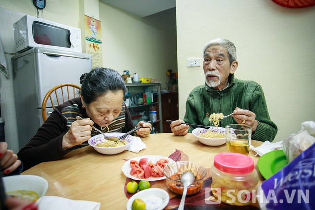 Hai ông bà thường ăn mì gói vào buổi sáng. Ông thích ăn cà chua sống nên tự thái cho mình một đĩa. Quen biết nghệ sĩ Mai Ngọc Căn, dù lâu hay mới, bạn sẽ chẳng bao giờ nhìn thấy ông lê la hàng quán hay uống nước vỉa hè. Ông không thích việc buôn chuyện từ trên trời xuống dưới đất hay nói ra nói vào.