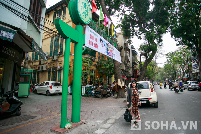 Kết thúc buổi tập sáng, NSND Lan Hương chào các học trò và ra về. Thông thường, chị sẽ ở lại nhà hát ăn cơm trưa cùng các bạn diễn viên trẻ nhưng vì hôm ấy có việc nên chị phải ra ngoài. Nghệ sĩ Lan Hương di chuyển bằng taxi.