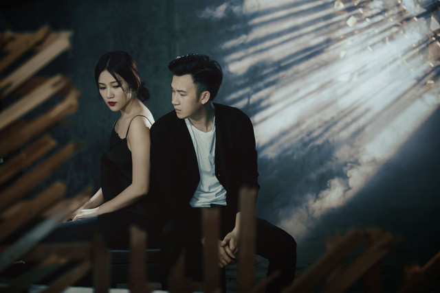 Kết thúc tour diễn quảng bá cho MV “Muộn màng” tại Mỹ, Dương Triệu Vũ gấp rút về nước để hoàn tất công đoạn cuối cùng cho music video “Anh biết”.