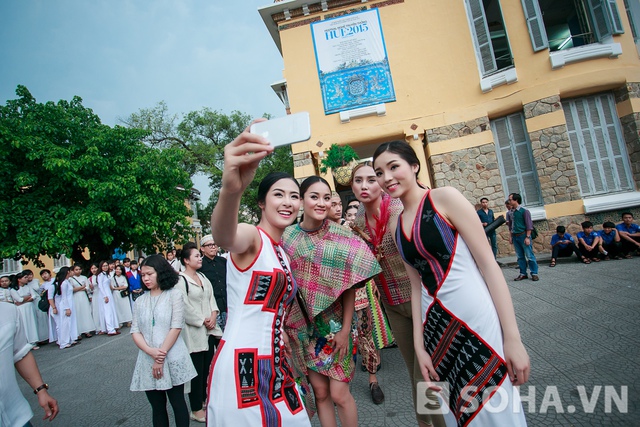 Kỳ Duyên cùng các chị vui vẻ selfie trước khi chính thức diễu hành trên các con phố ở cố đô.