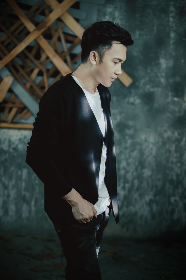 “Anh biết” là sáng tác của nhạc sĩ Ni Nguyễn, ca khúc từng được Dương Triệu Vũ ra mắt và thể hiện rất thành công trong album “Ta đã có bao mùa nhớ” phát hành vào cuối tháng 3.