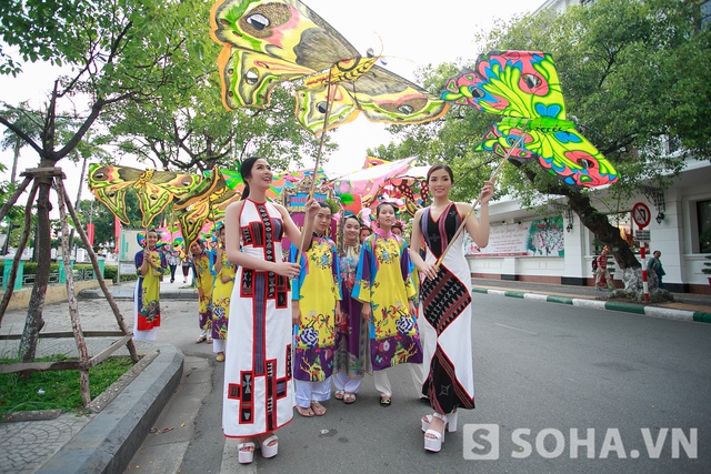 Ngọc Hân và Kỳ Duyên thích thú với những con diều đầy màu sắc cũng là một trong những sản phẩm của làng nghề Huế.